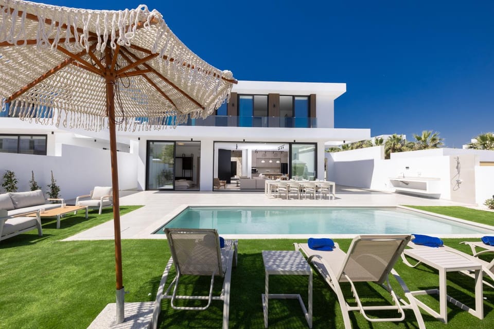 Property building, Garden, Seating area, Swimming pool, sunbed