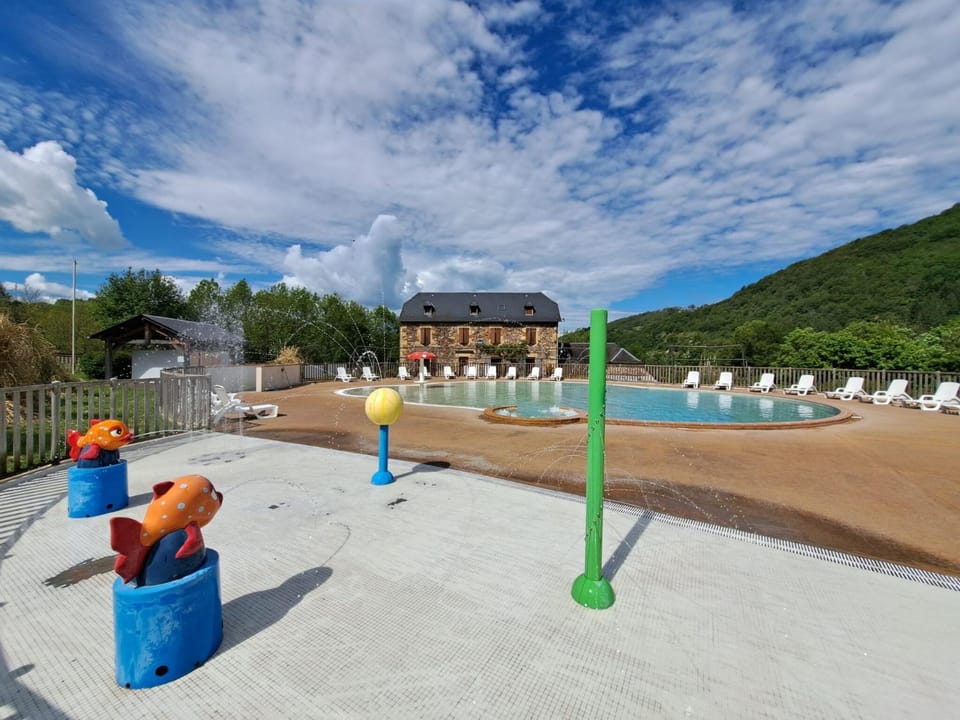 Camping les Rives d'Olt et d'Aubrac Campground/ 
RV Resort in Occitanie