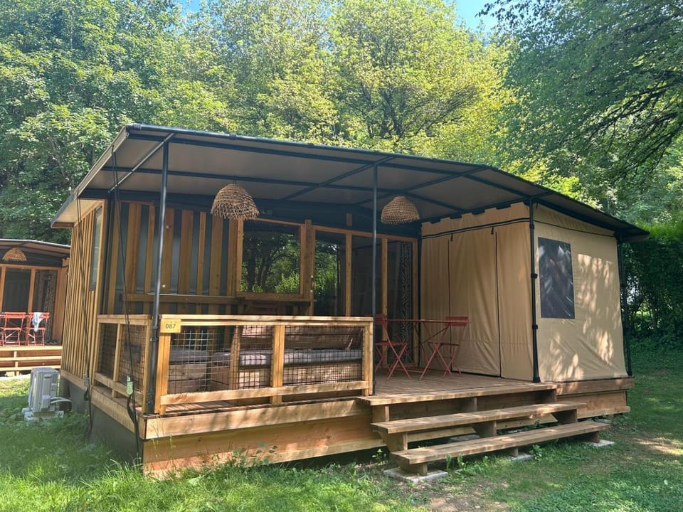 Camping les Rives d'Olt et d'Aubrac Campground/ 
RV Resort in Occitanie