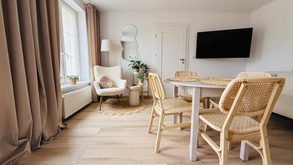 Communal lounge/ TV room, TV and multimedia, Living room, Seating area, Dining area