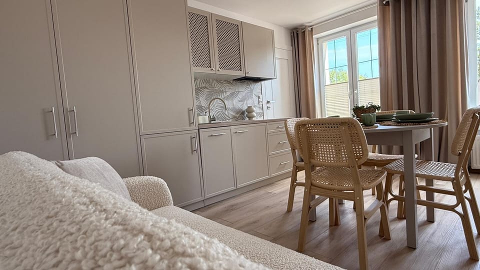 Kitchen or kitchenette, Seating area, Dining area