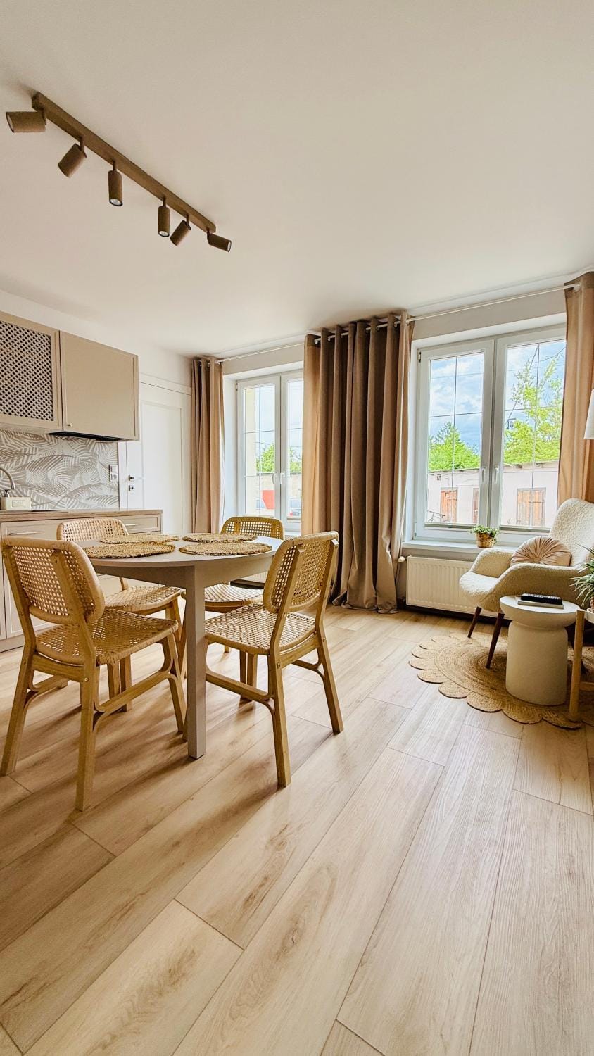 Kitchen or kitchenette, Seating area, Dining area