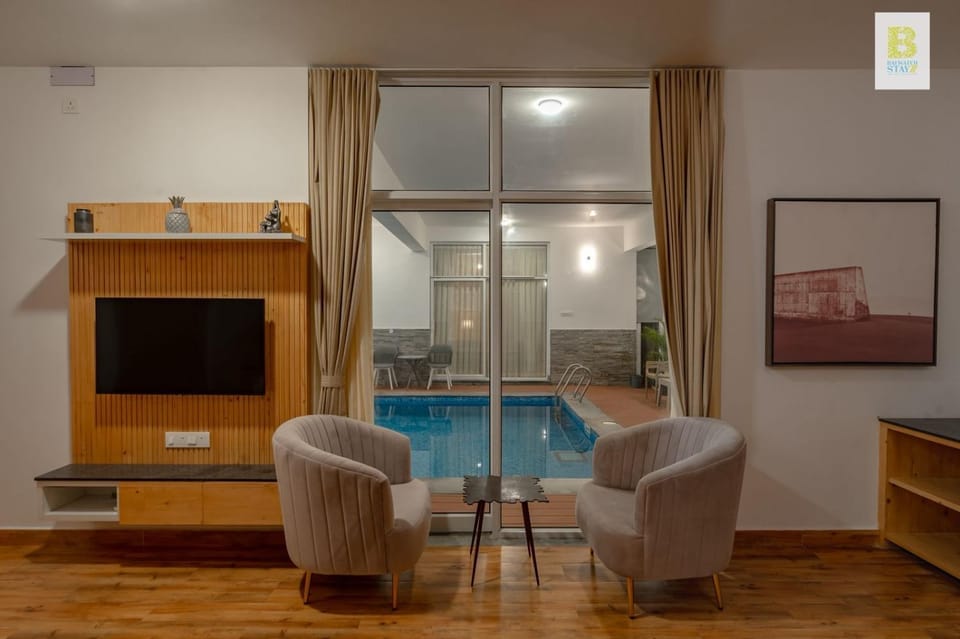 Seating area, Pool view