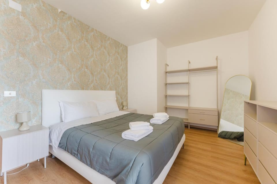 Bed, Bedroom, towels, wardrobe