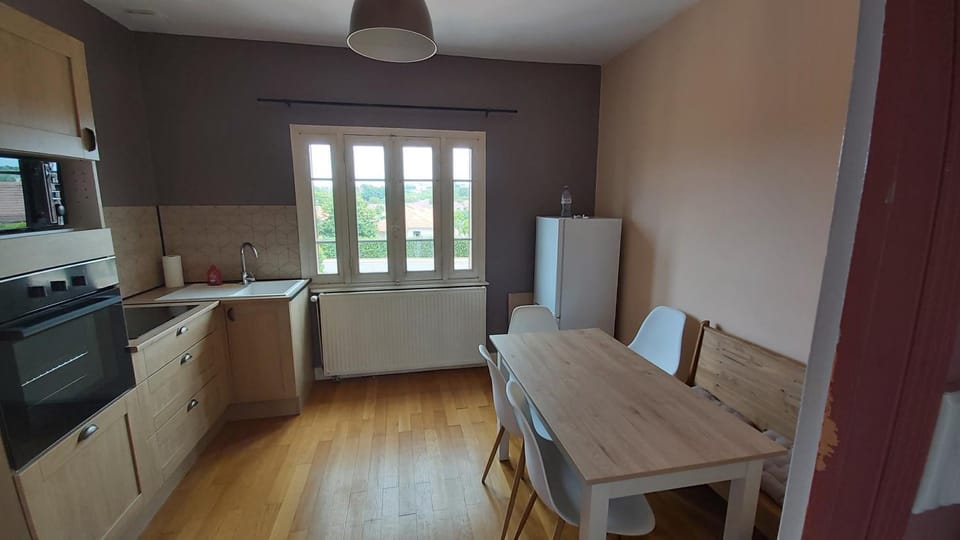 Maison comprenant Appartement 6 couchages parking gratuit proche centre ville Apartment in Paray-le-Monial