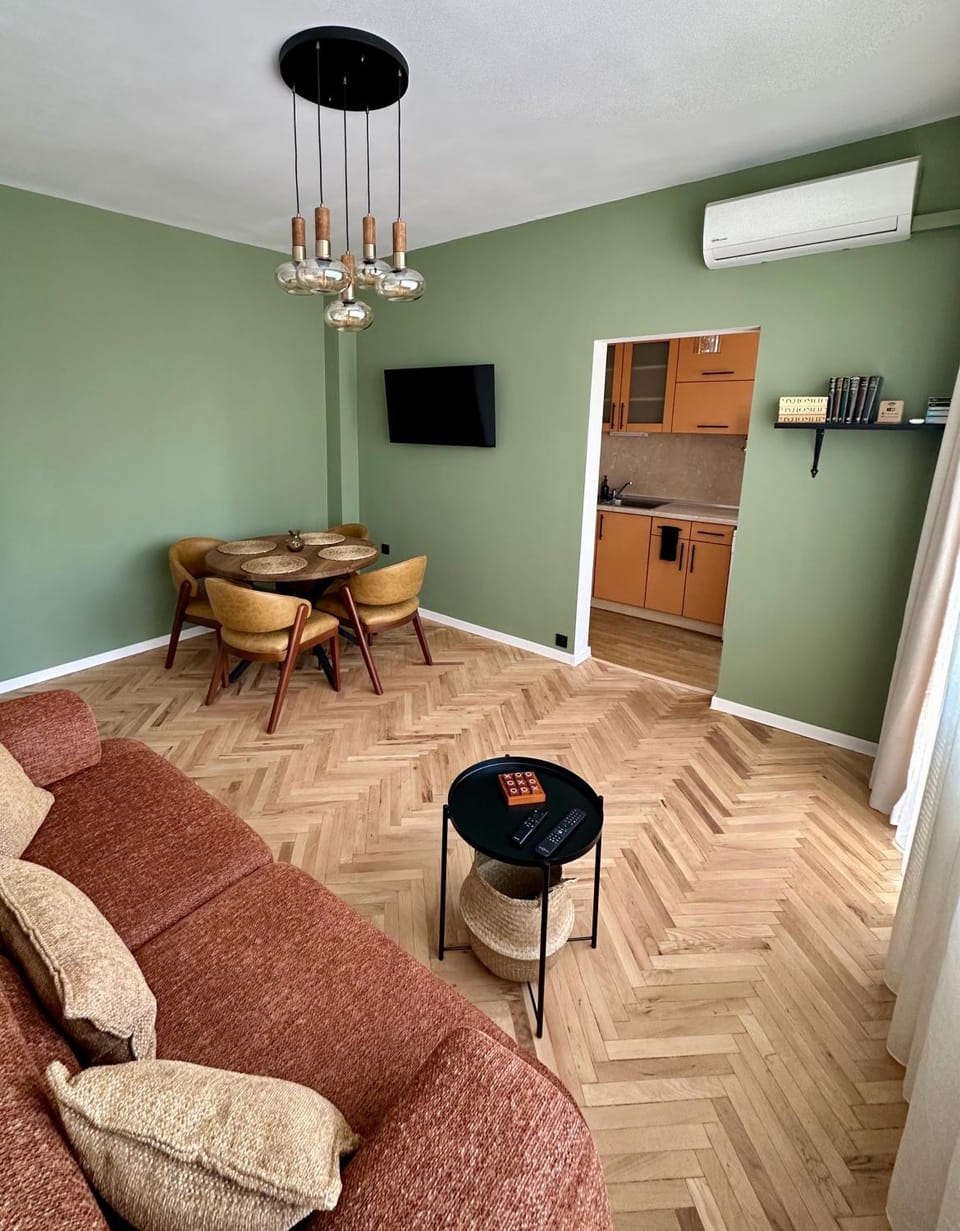 Communal lounge/ TV room, TV and multimedia, Kitchen or kitchenette, Living room, Seating area, Dining area, air conditioner