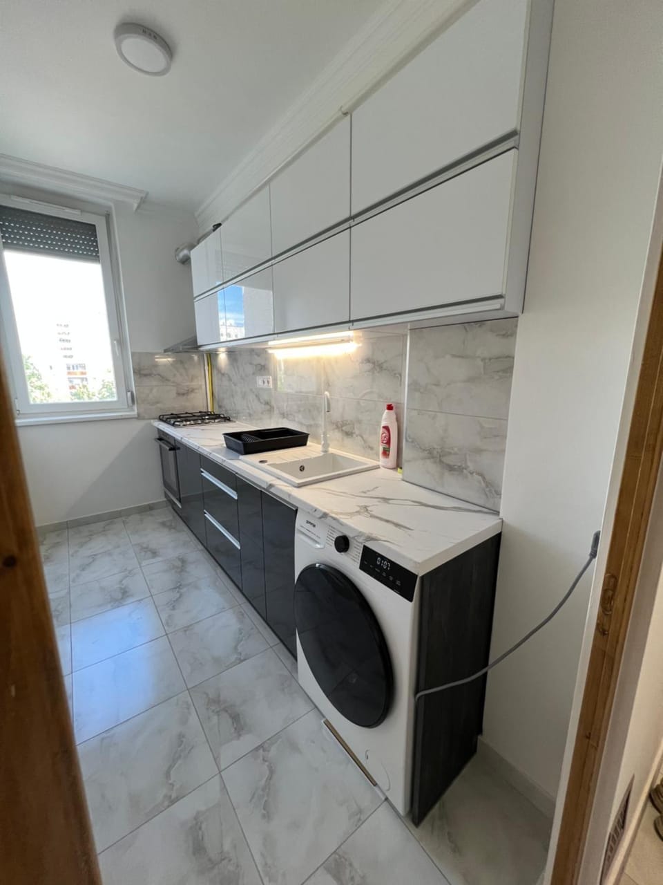Kitchen or kitchenette, stove, washing machine, dryer, kitchen