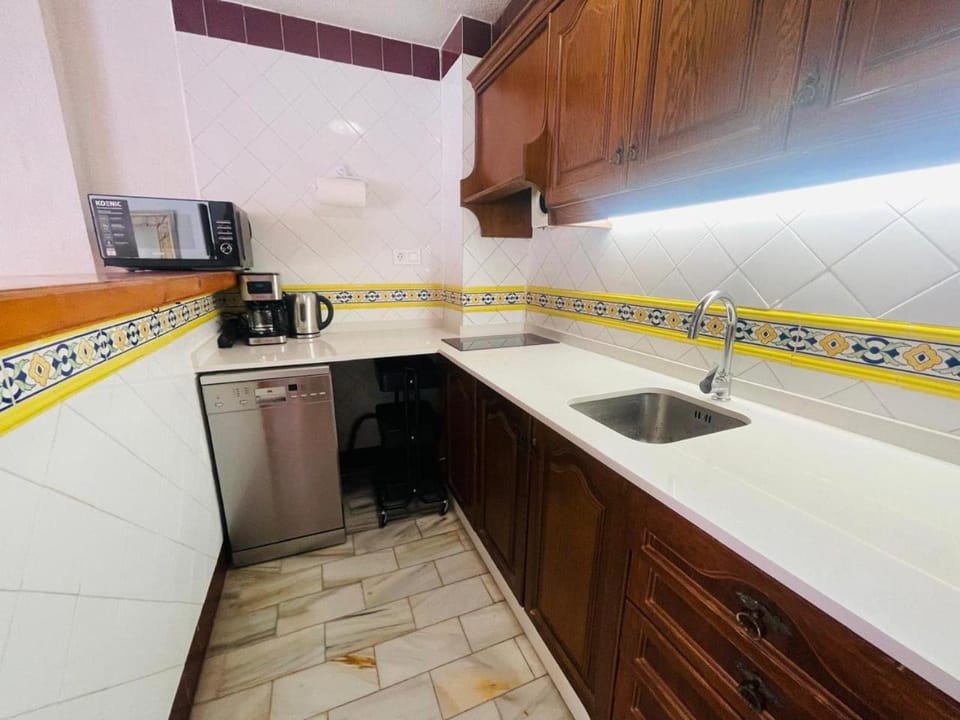 Coffee/tea facilities, Kitchen or kitchenette, dishwasher, microwave, stove