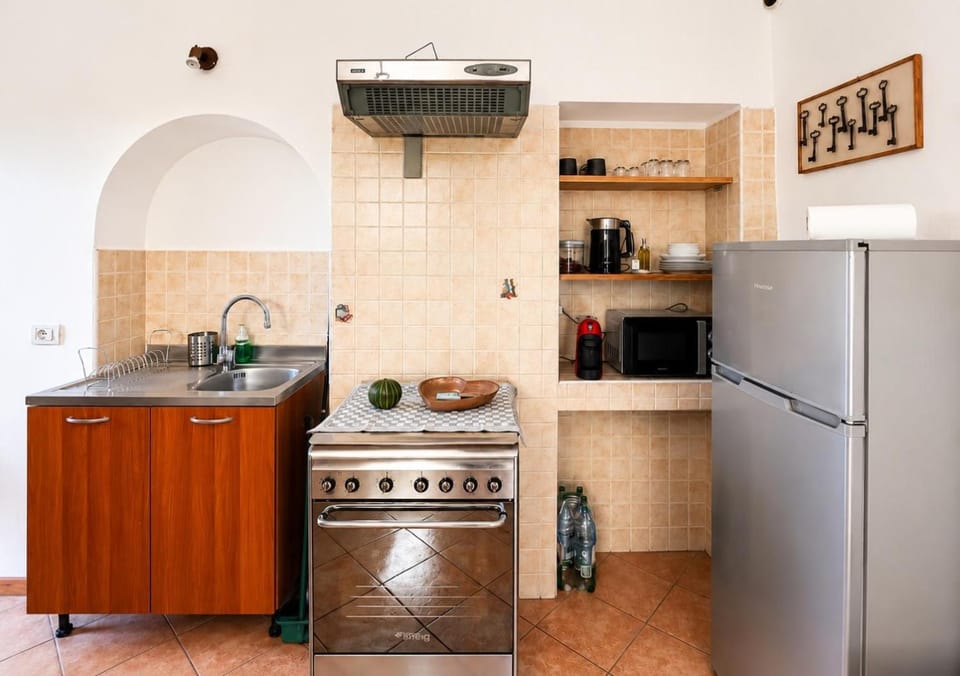 Coffee/tea facilities, Kitchen or kitchenette, oven, pet friendly, stove, toaster