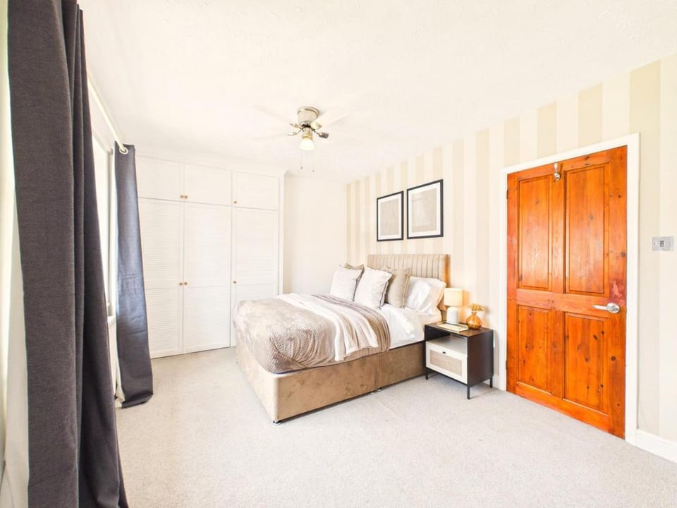 NEW Hatfield Retreat By Signature Stays - Spacious Home Free Parking Sleeps 5 Apartment in Hatfield