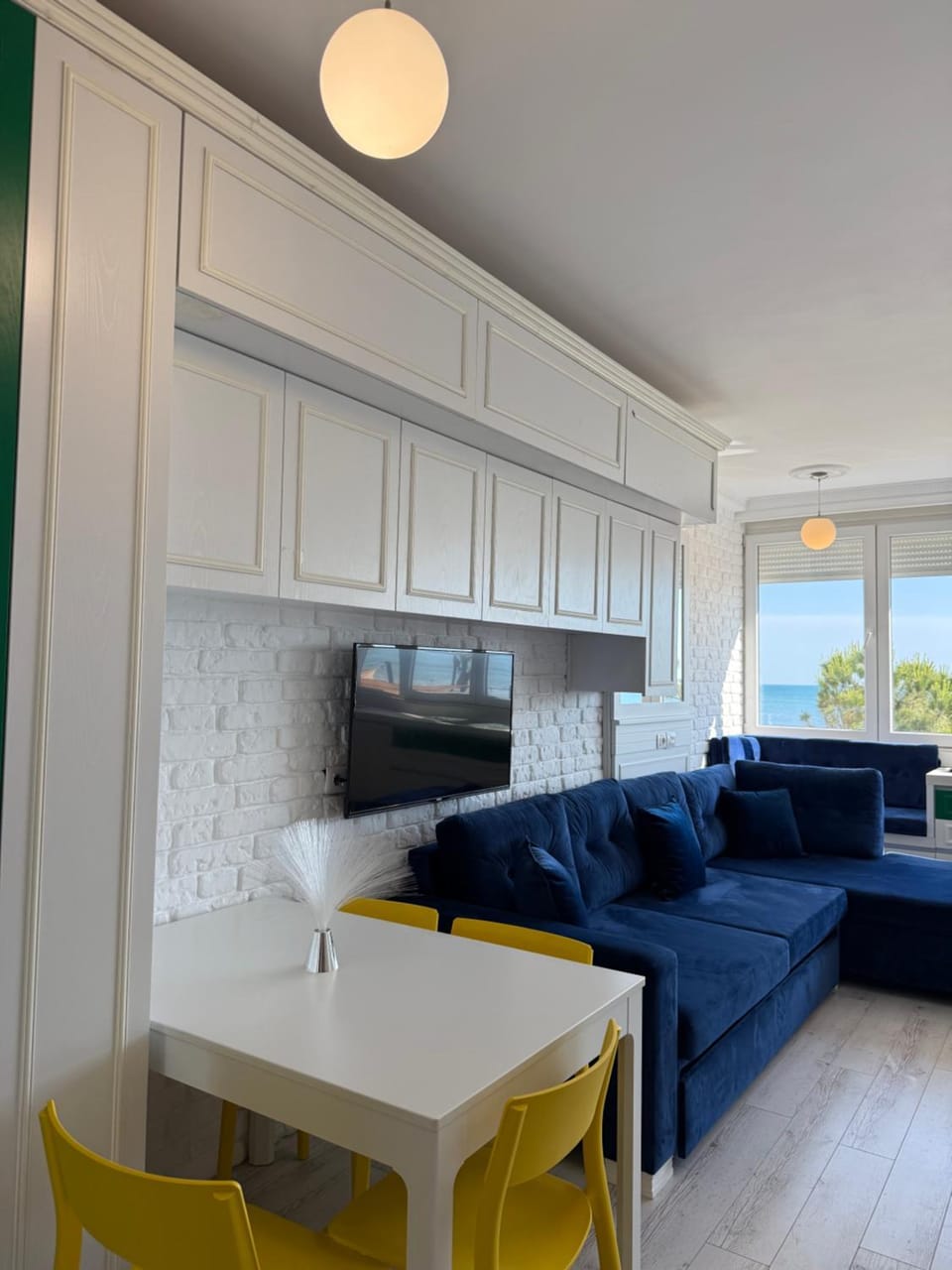 Kitchen or kitchenette, Living room, Seating area, Dining area