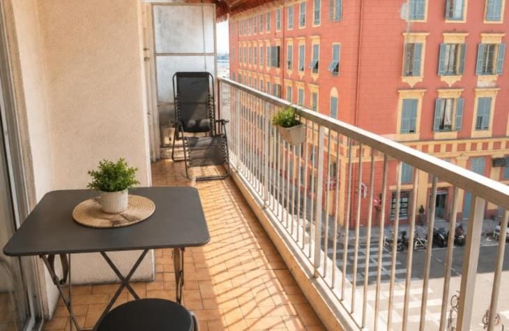 Charmant T2 climatisé a deux pas du Port Apartment in Nice