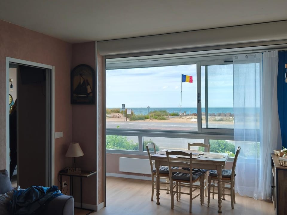 Les Sables, cozy cottage with stunning sea views Apartment in Courseulles-sur-Mer