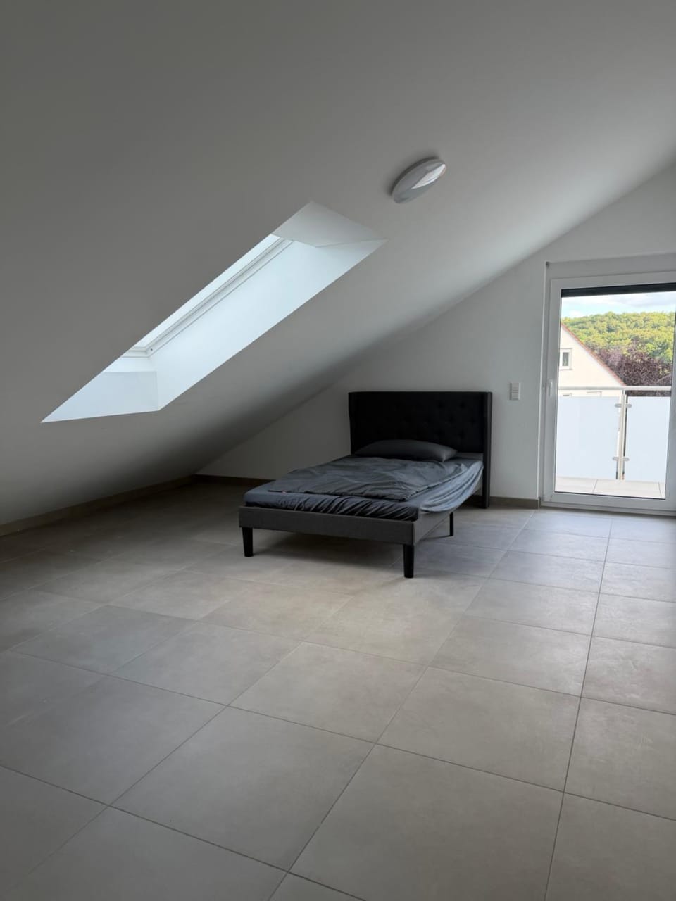 Moderne 4-Zimmer-Wohnung mit Balkon, Fernblick, Parkplatz, WLAN, Einbauküche, Bad & Gäste-WC Apartment in Baden-Württemberg