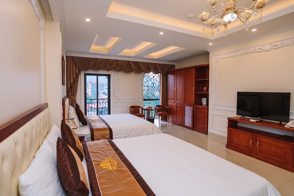 Bed, TV and multimedia, Photo of the whole room, Seating area, Bedroom
