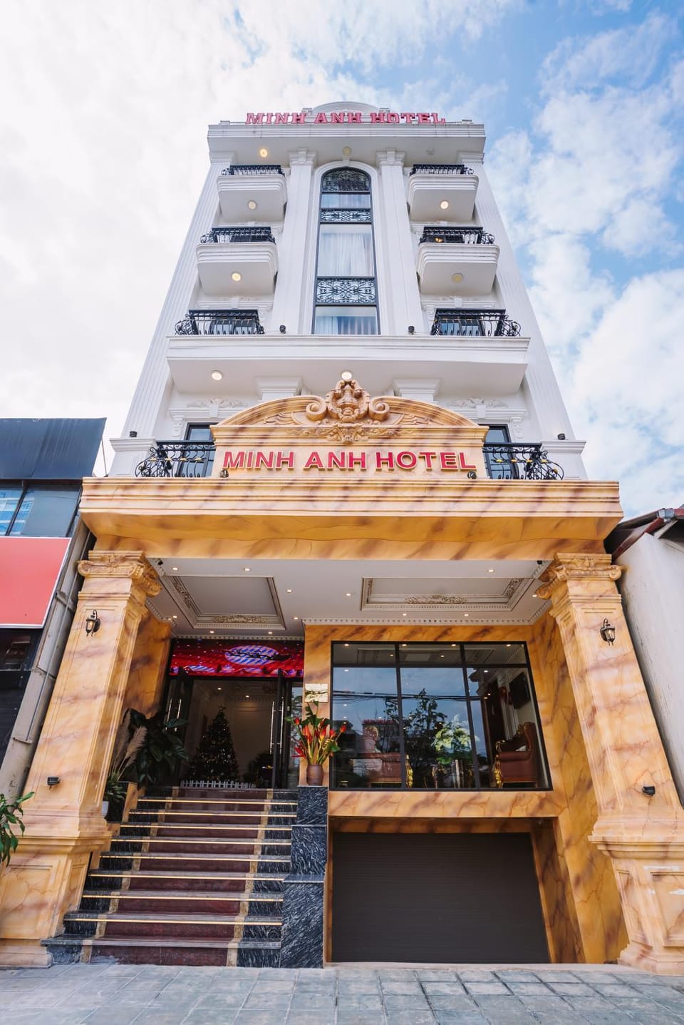 Property building, Facade/entrance, Day, City view