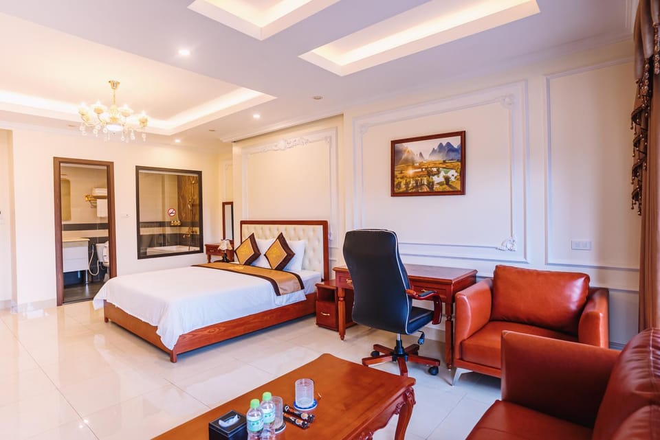 Bed, TV and multimedia, Living room, Photo of the whole room, Seating area, Bedroom