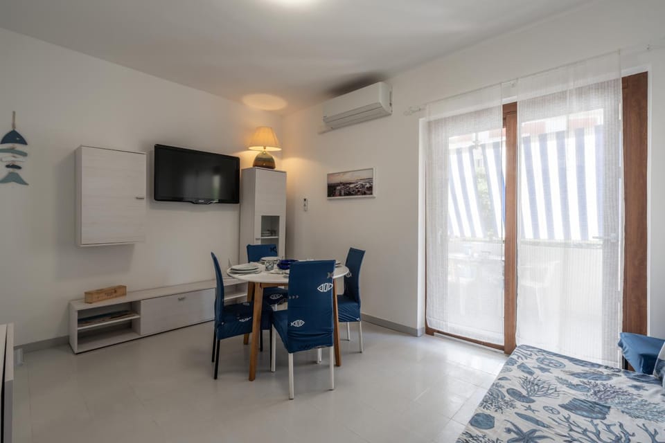TV and multimedia, Living room, Dining area