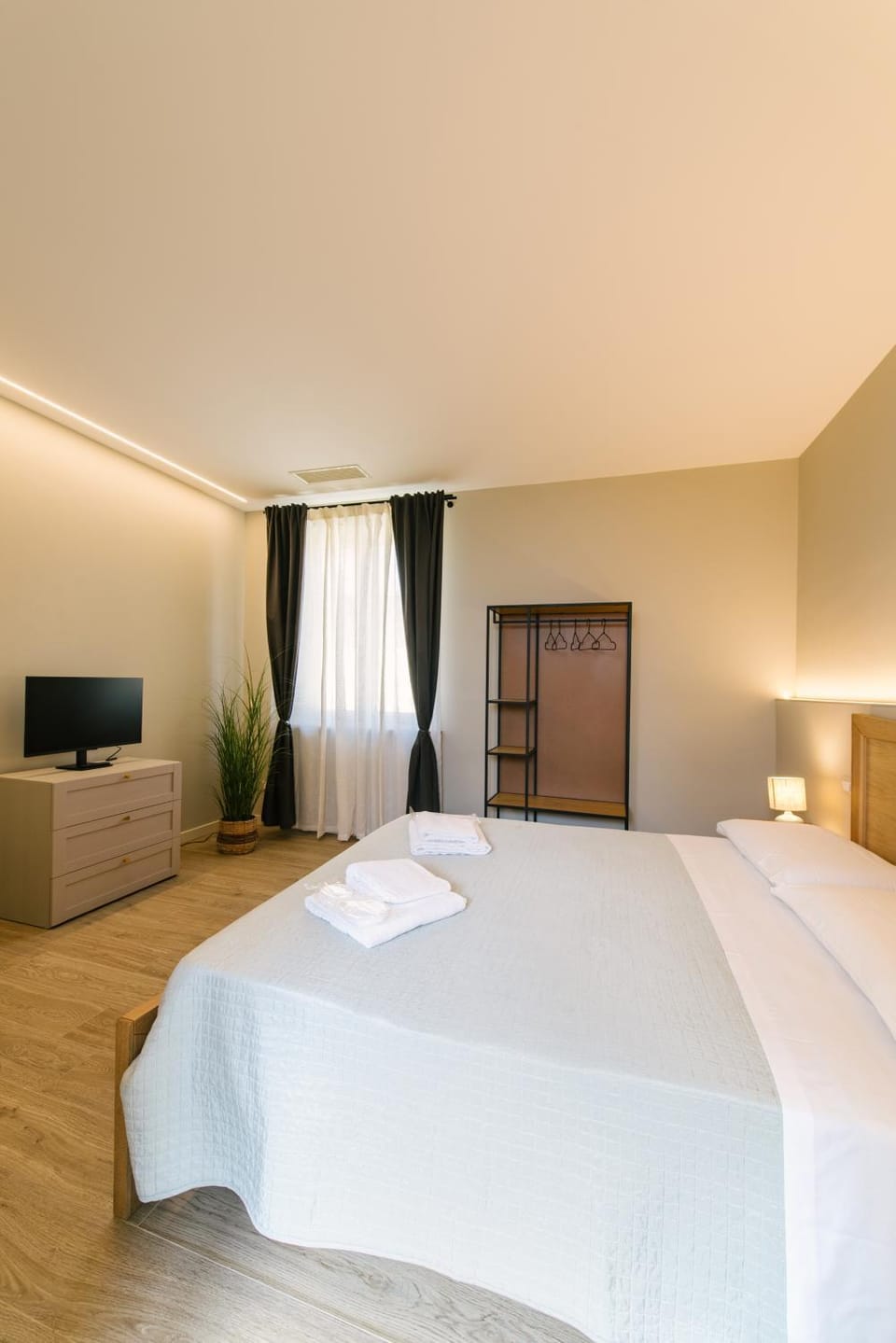 Bed, TV and multimedia, Bedroom, wardrobe