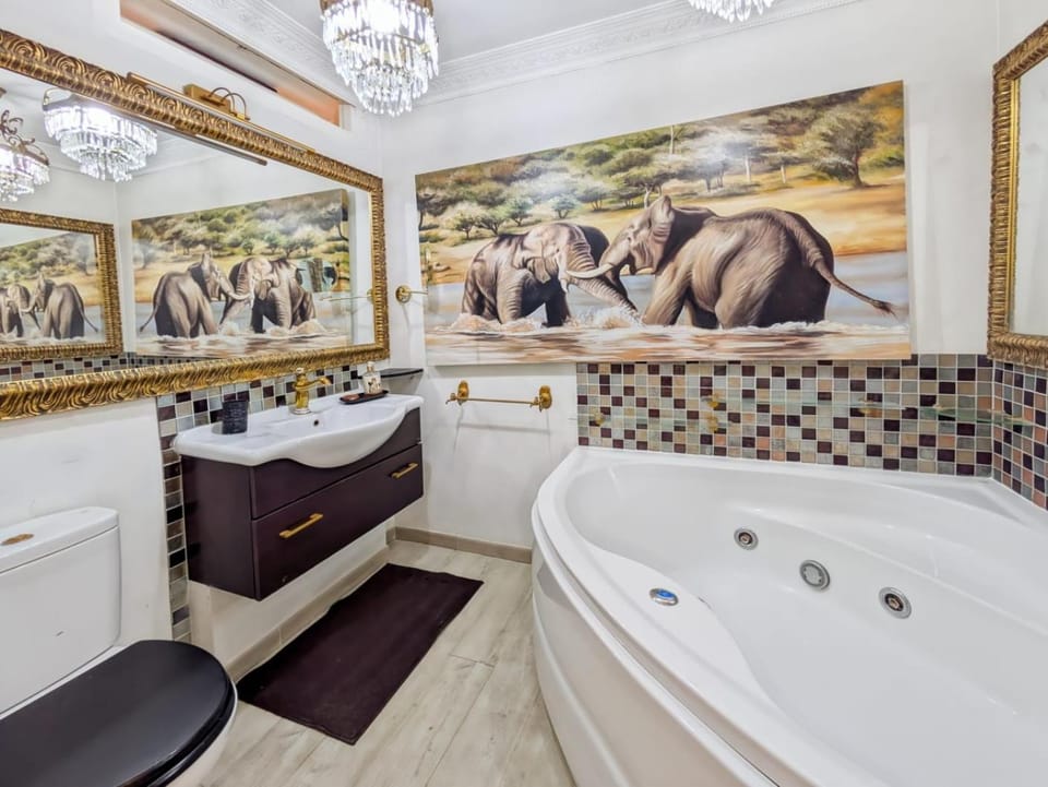 Toilet, Hot Tub, Bathroom, Bath