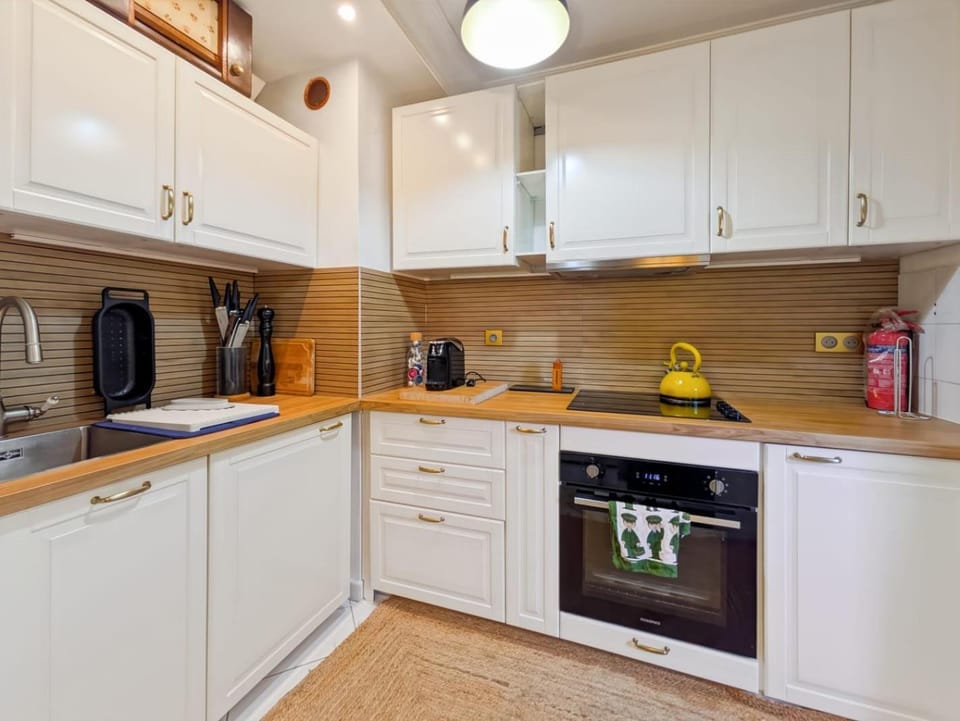 Coffee/tea facilities, Kitchen or kitchenette, oven, stove, toaster, kitchen