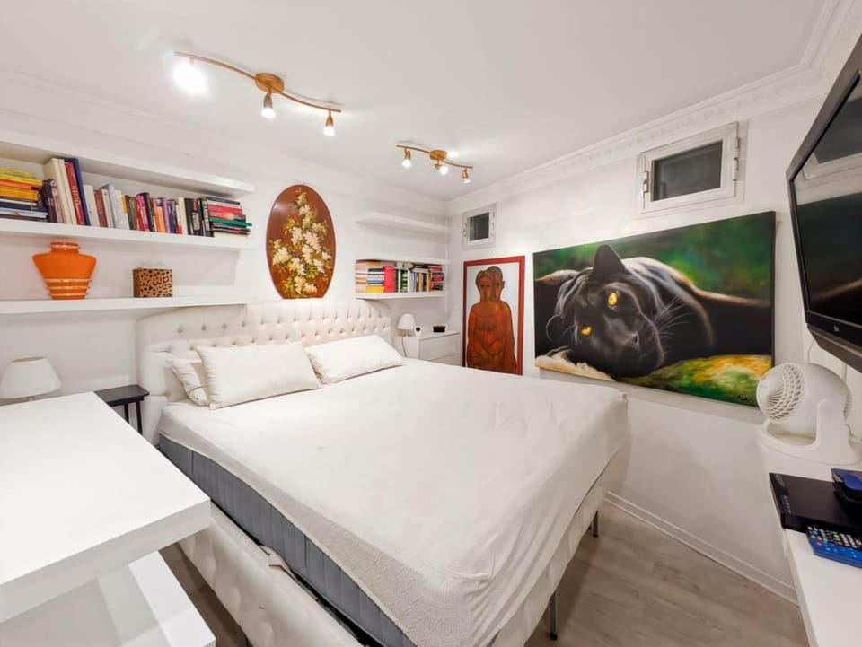 Bed, TV and multimedia, Decorative detail, Bedroom