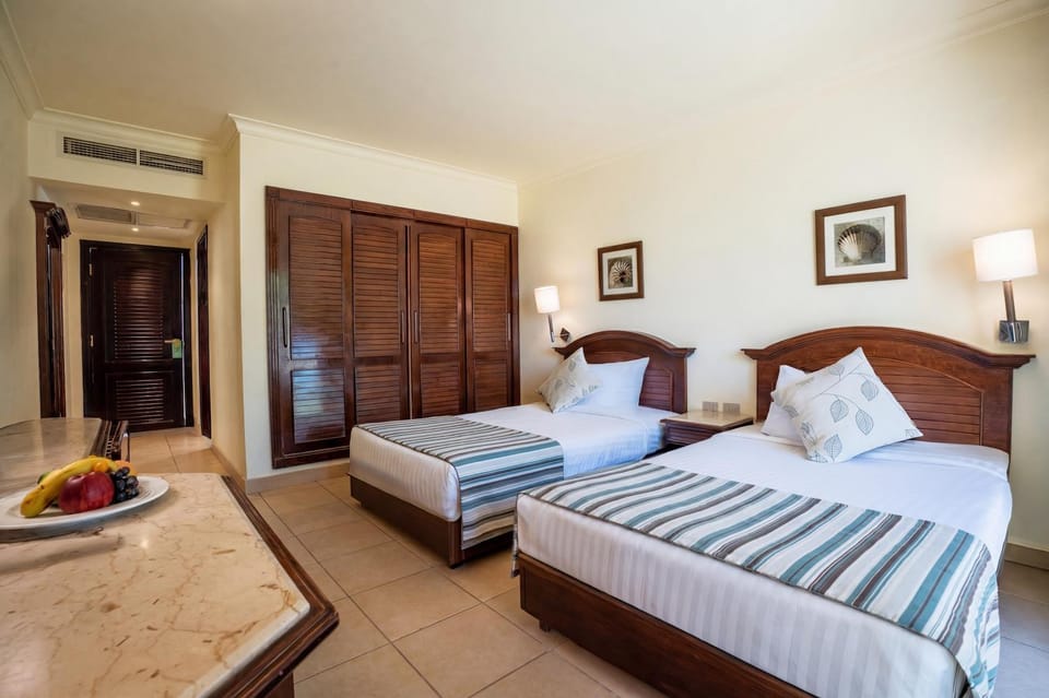 Living room, Photo of the whole room, air conditioner
