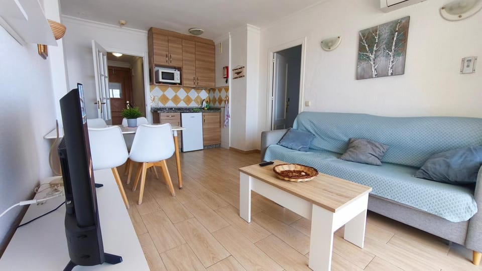 TV and multimedia, Kitchen or kitchenette, Living room, Seating area, Dining area