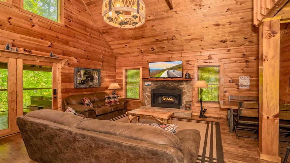 Cozy Cabin in Pigeon Forge, Hot tub & Scenic Views Cabin in Sevier County