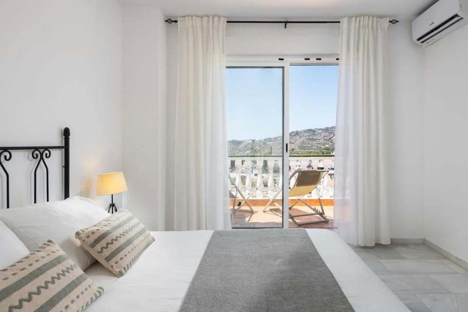 Casa Alborán with Jacuzzi, Billiard, BBQ and Sea View House in Nerja