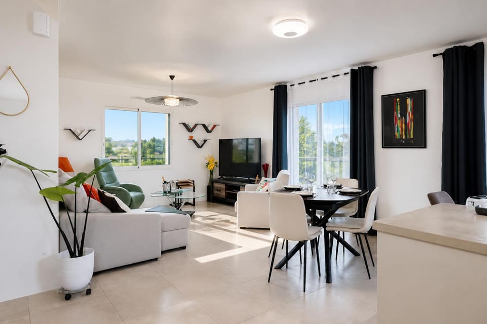 Living room, Dining area, Meals