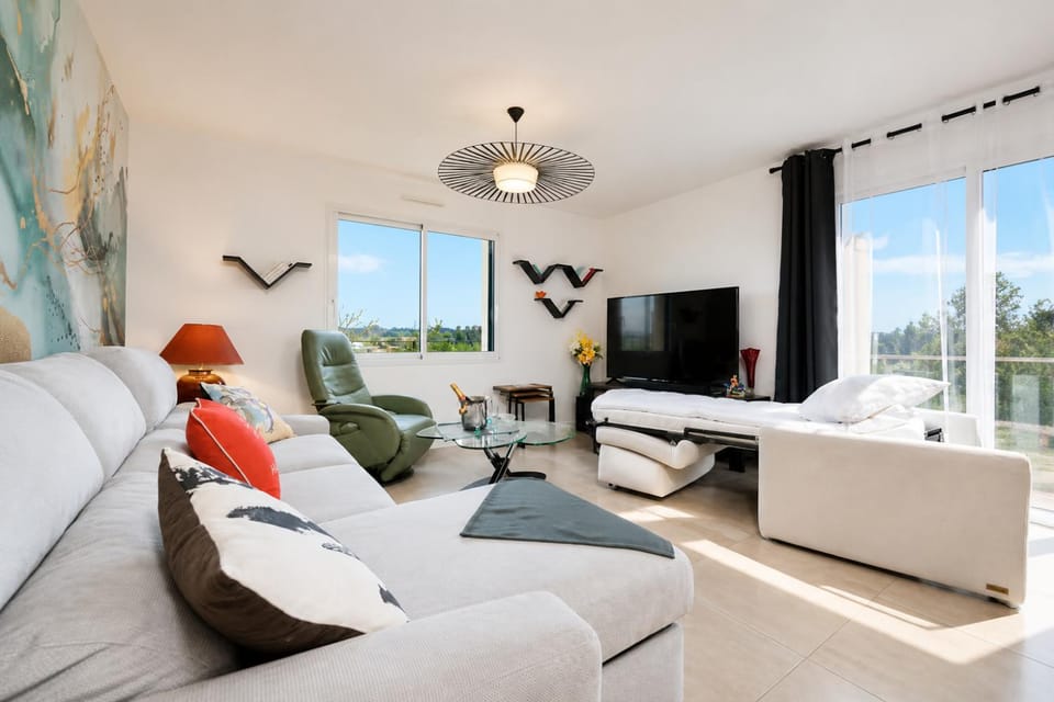 Bed, Living room