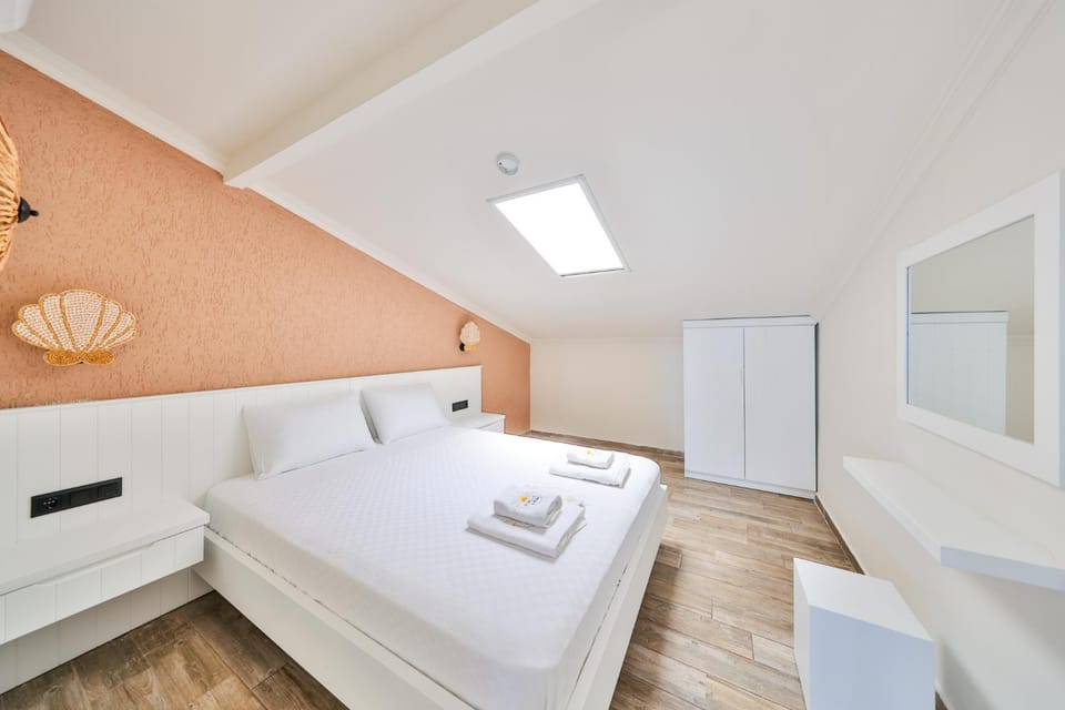 Bedroom, towels