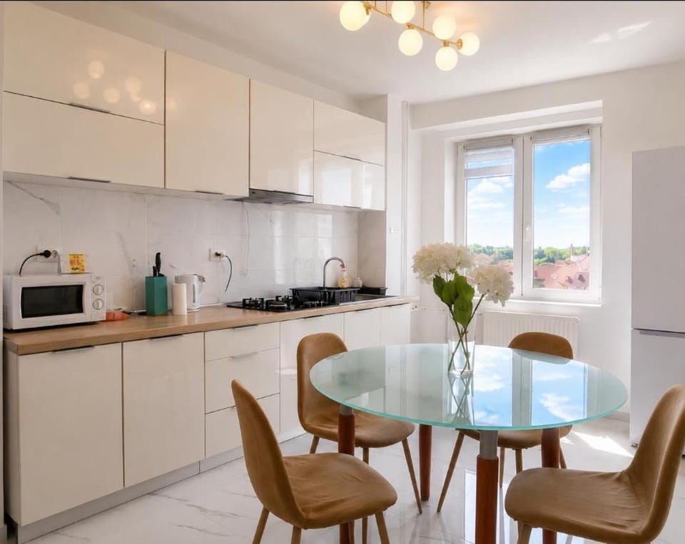Coffee/tea facilities, Kitchen or kitchenette, Dining area, stove