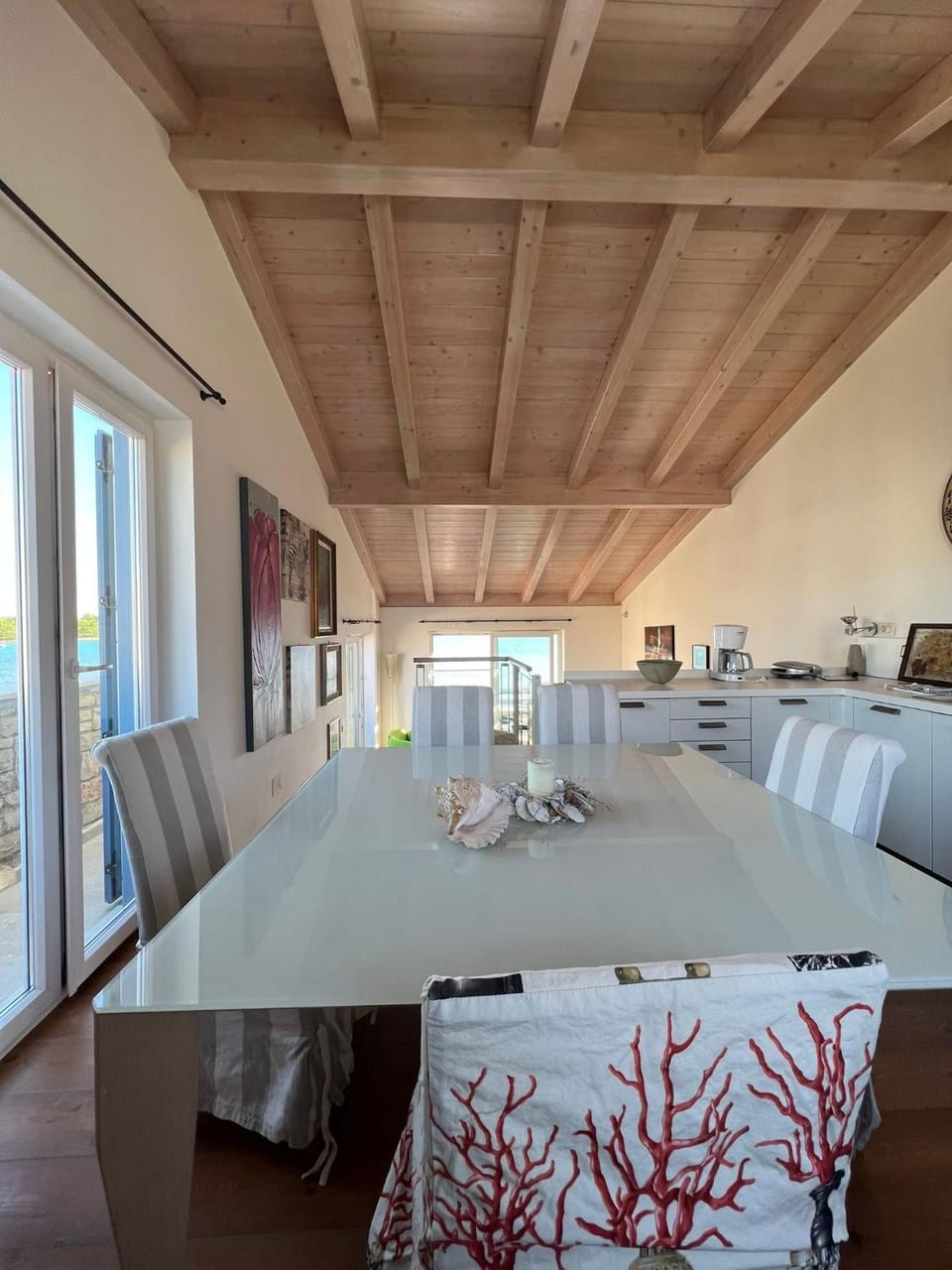 Kitchen or kitchenette, Seating area, Dining area
