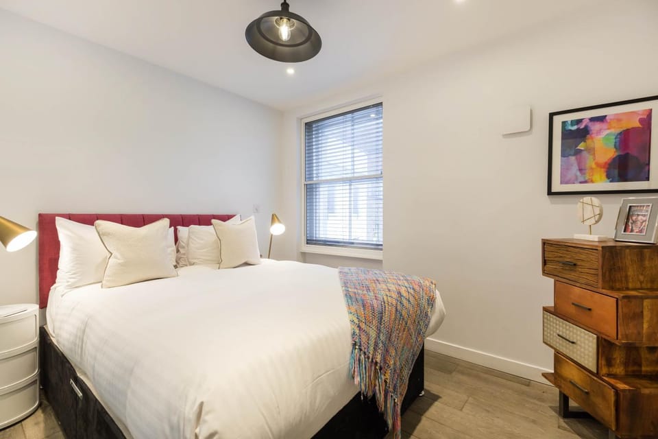 Urban Chic Rathbone Apartment in City of Westminster
