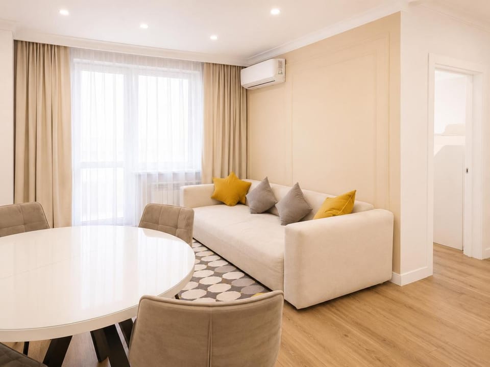 Living room, Seating area, Dining area