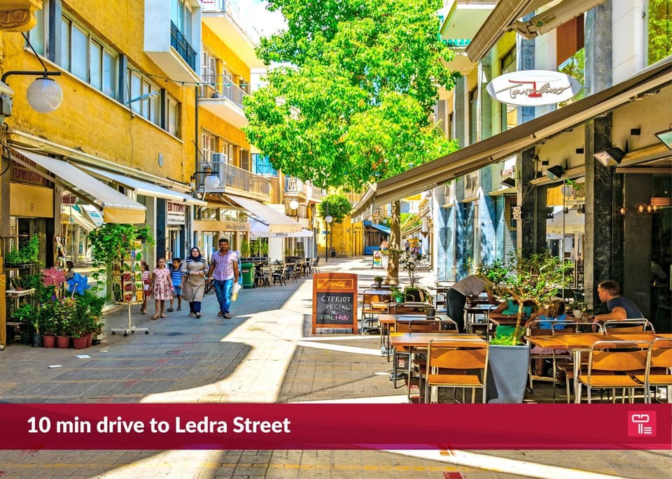 Property building, Restaurant/places to eat, Communal lounge/ TV room, Day, People, Neighbourhood, Food and drinks, Banquet/Function facilities, Evening entertainment, Food, Text overlay, City view, Street view, Location, group of guests