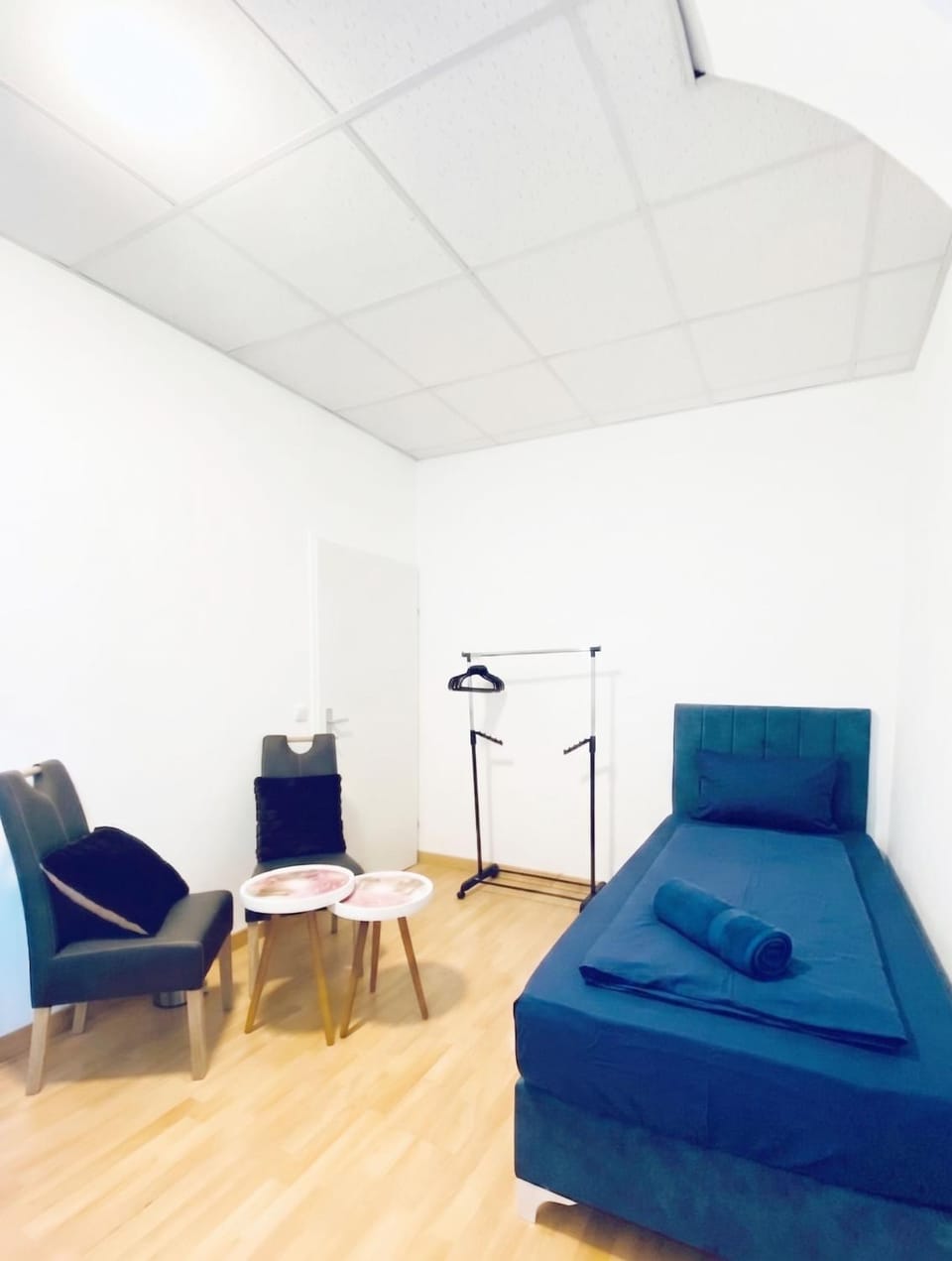 Bed, Seating area, Bedroom