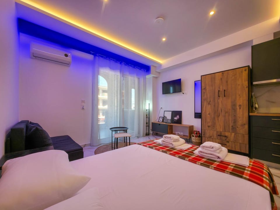 Bed, TV and multimedia, Kitchen or kitchenette, Bedroom, towels