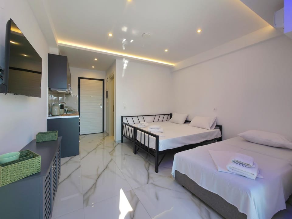 Bed, TV and multimedia, Photo of the whole room, Bedroom, towels
