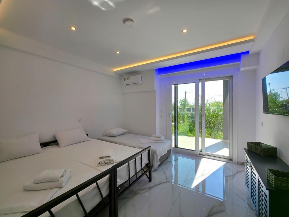 Bed, TV and multimedia, Bedroom, towels
