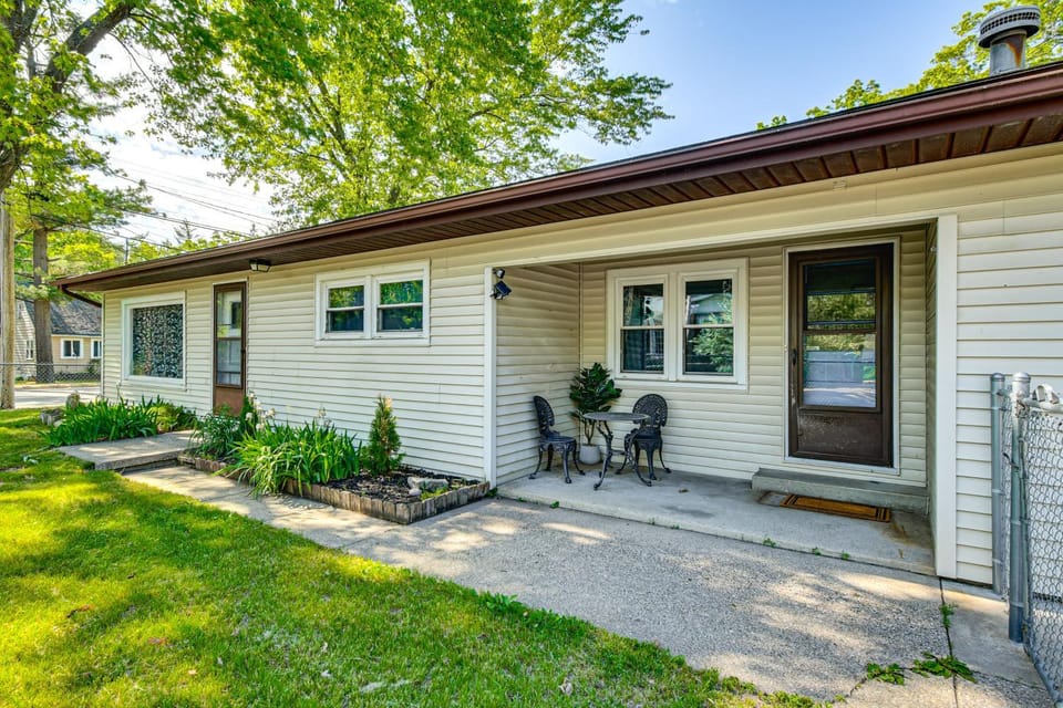 Shop, Dine, Walk to Houghton Lake! Family Getaway House in Prudenville