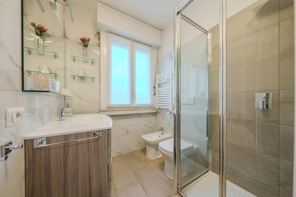 Shower, Toilet, Bathroom, towels