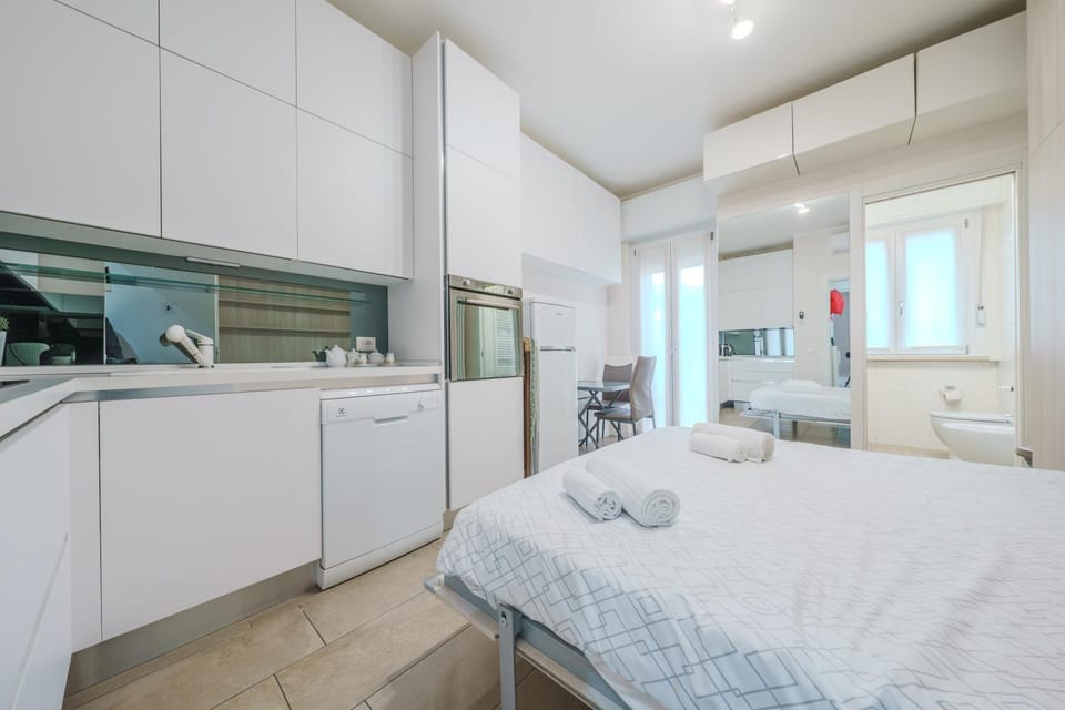 Kitchen or kitchenette, Dining area, stove, towels