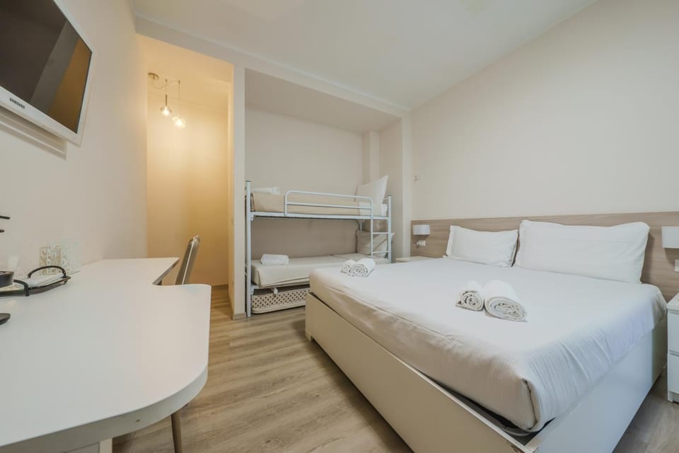 Bed, TV and multimedia, Photo of the whole room, Bedroom