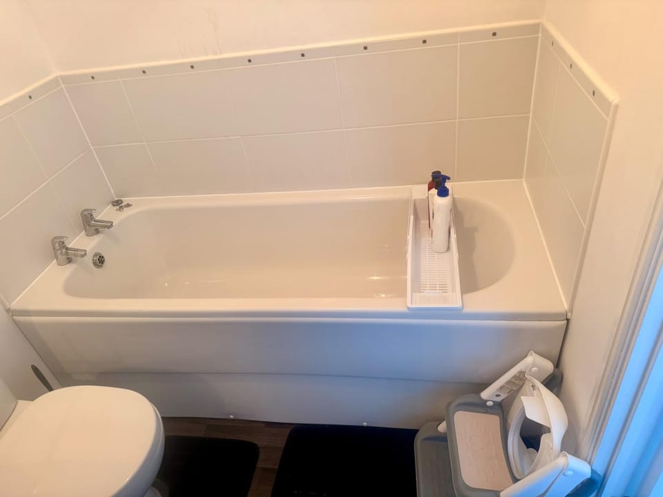 House Sleeps 6 - Enclosed Garden Pet Friendly House in Wales