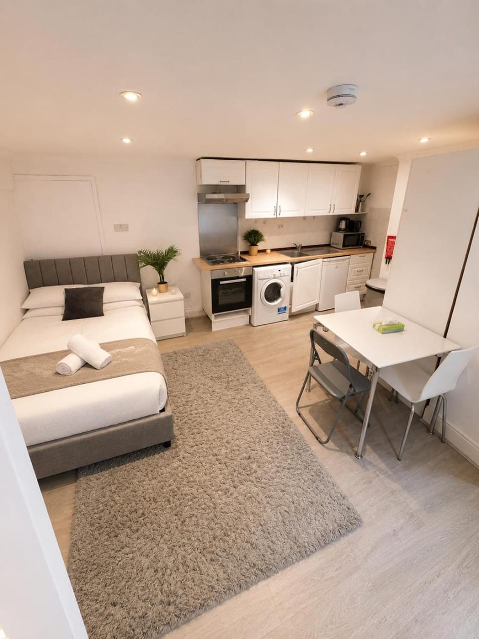 Bed, Kitchen or kitchenette, Living room, Photo of the whole room, Seating area, Dining area, Bedroom, oven, pet friendly, stove
