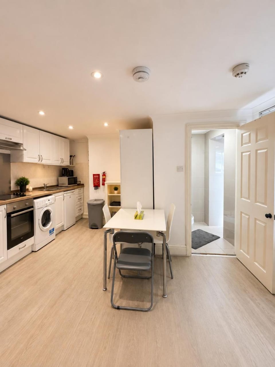 Kitchen or kitchenette, Living room, Seating area, Dining area, oven, pet friendly, stove, toaster, washing machine