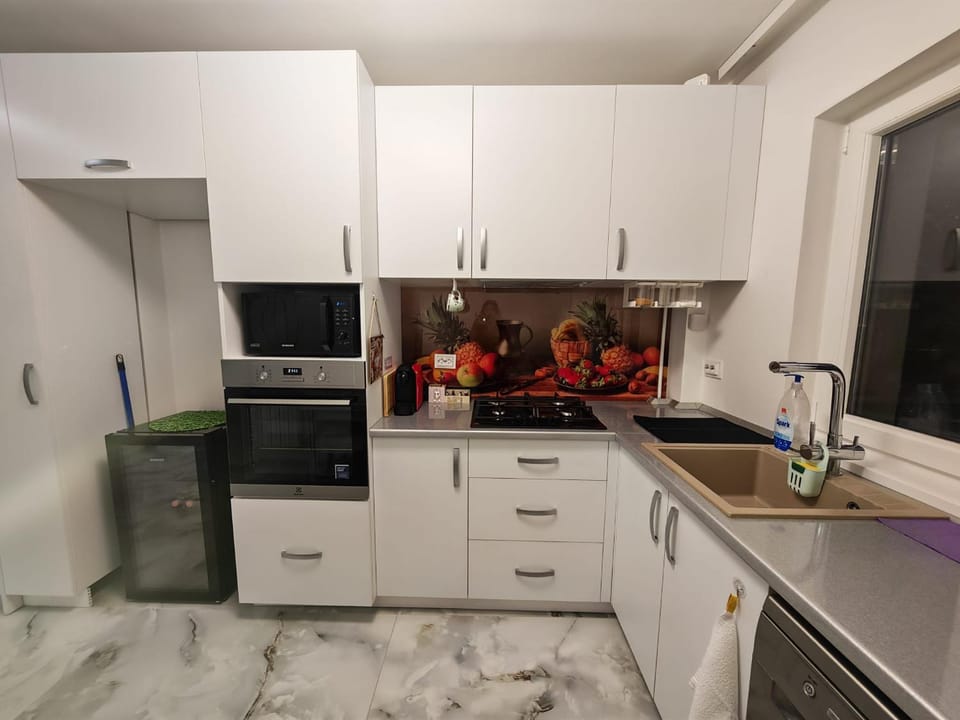 Kitchen or kitchenette, dishwasher, minibar, oven, stove